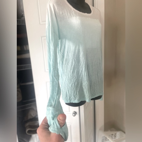 💕 Host Pick 💕- split back ombre yoga top - Picture 6 of 8